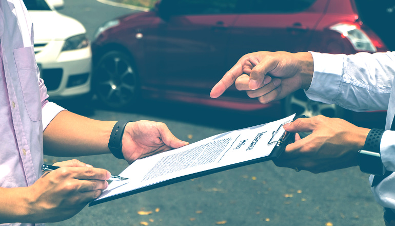 dos personas que no sabem como debe rellenarse un parte amistoso despues de un accidente de tráfico